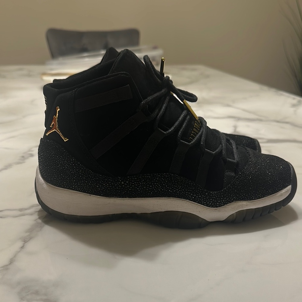 Jordan 11 RETRO HEIRESS BLACK STINGRAY (GS) Release date - 11/24/17 - Picture 2 of 15